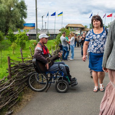 Veliki Sorochintsi, Poltava devlet, Ukrayna - 21 Ağustos 2015: Ulusal Sorochintsy Fuarı-ulusal ölçekli, sanayi ve tarım Sergisi, Hatıra Eşyası, ürünler, sunumlar, konserler, festivaller, piyasalar. Engelli bard geçen önünde şarkı söylüyor.