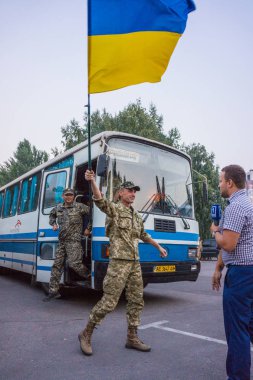 Kryvyi Rih, Ukrayna - 3 Eylül, 2015: anti-terör işlem, geri seferberlik 17 zırhlı tugay'nın askerleri. Otobüsten ilk asker.