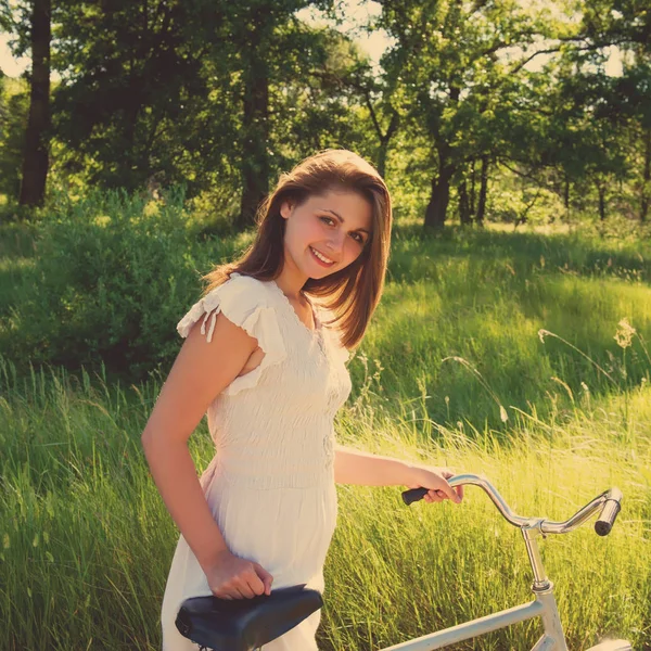 Женщина Ходит Велосипедом Яркий Солнечный День Рядом Лесом — стоковое фото