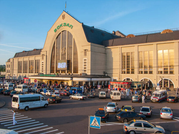 УКРАИНА, КИЕВ - МАЙ 2008: Железнодорожный вокзал столицы Украины, Киев, Украина
