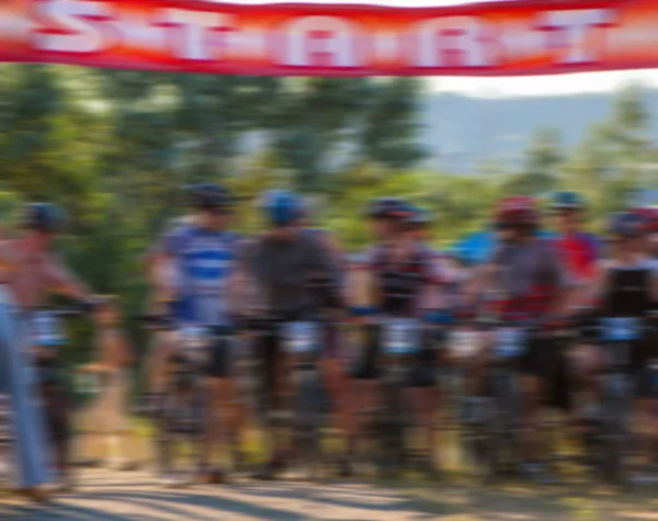 背景をぼかし 起伏の多い地形の上に乗ってスポーツ自転車のグループ — ストック写真