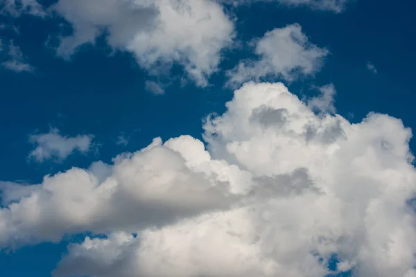 Białe Chmury Przeciw Błękitne Niebo Słoneczny Dzień — Zdjęcie stockowe
