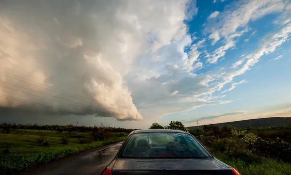 Gewitterwolken Und Regen Regenbogen Hochspannungsfreileitung Auto Frühlingslandschaft — Stockfoto