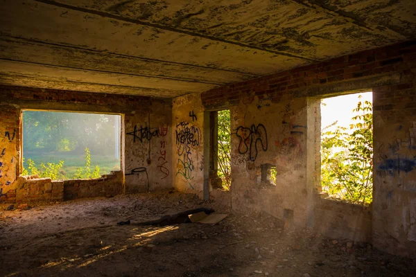 Manhã Cedo Luz Solar Velho Edifício Abandonado — Fotografia de Stock