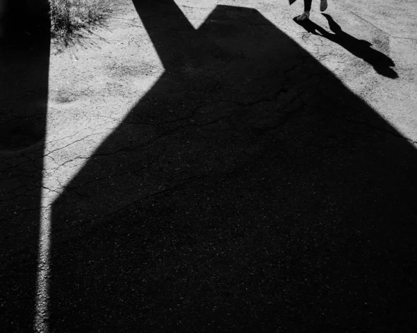 Frauenbeine Und Schatten Und Schatten Der Strukturen Auf Dem Bürgersteig — Stockfoto