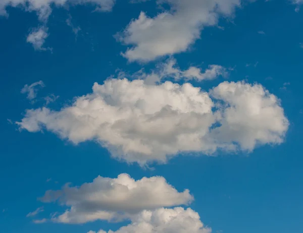 Nuages Blancs Contre Ciel Bleu — Photo