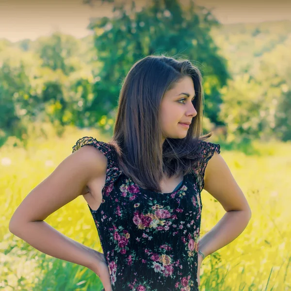 Ritratto Una Ragazza Che Guarda Direzione Dello Sfondo Naturale — Foto Stock