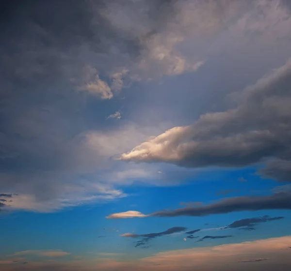 Chmury Oświetlone Przez Światło Słoneczne Podczas Deszczu — Zdjęcie stockowe