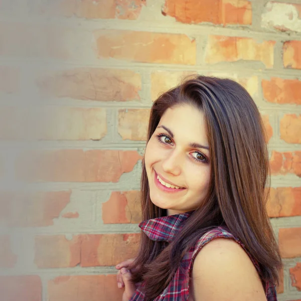 Retrato Uma Menina Bonita Fundo Parede Tijolo — Fotografia de Stock