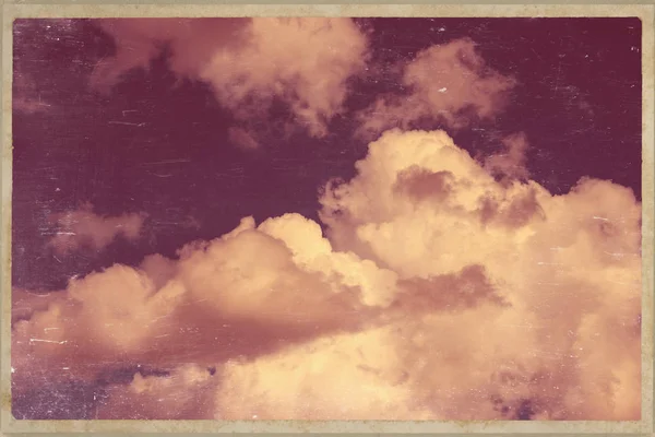 暗い空を背景の古いポストカード白い雲 — ストック写真