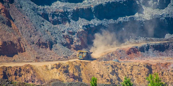 Camión Entrega Materia Prima Una Carrera Mineral Hierro — Foto de Stock