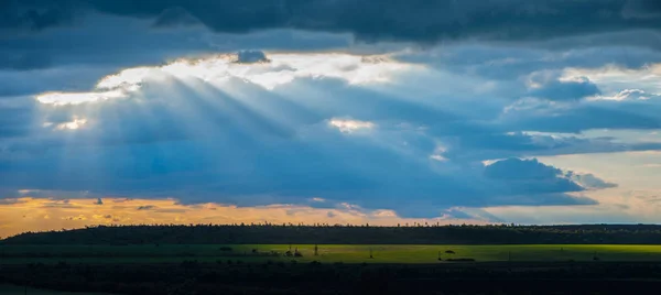 夕方の空 春の雲 — ストック写真