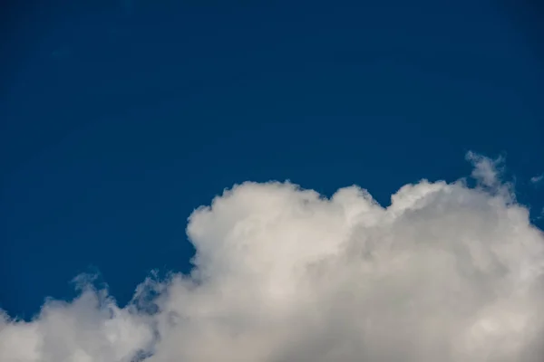 青い空の白い雲背景 — ストック写真