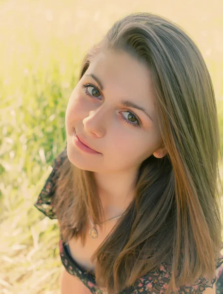 Portrait Une Fille Avec Ses Cheveux Sur Fond Naturel — Photo