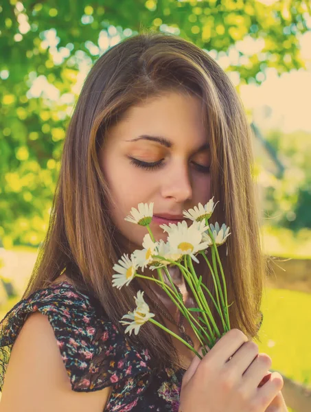 Dívka Kyticí Sedmikrásek Přírodní Pozadí — Stock fotografie