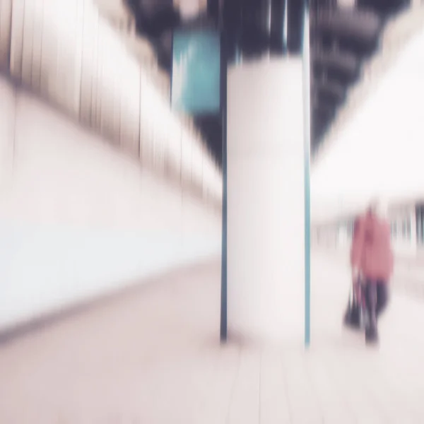 Θολή Φόντο Μια Γυναίκα Περπάτημα Κατά Μήκος Σιδηροδρομικό Σταθμό Πλατφόρμα — Φωτογραφία Αρχείου
