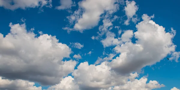 Nuages Blancs Contre Ciel Bleu Par Une Journée Ensoleillée — Photo