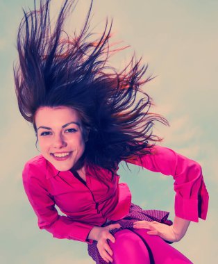 gökyüzü onun saçlı bir kız portresi