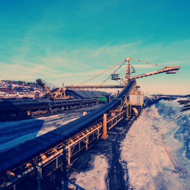 demir cevheri depodan yüklemek için konveyör taşıma