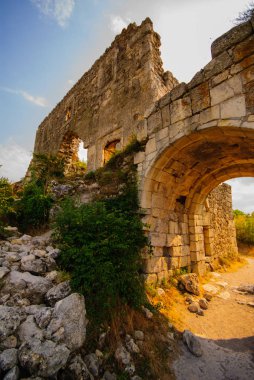 Ukrayna, Crimea - Ağustos 22,08. 2008: Mangup Kale (kale kale anlamına gelir) olduğunu Crimea'da, yaklaşık 9 mil bir plato üzerinde yer alan tarihi bir Kalesi Sevastopol doğusunda son.