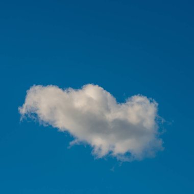 Mavi gökyüzü arka planında beyaz bulut