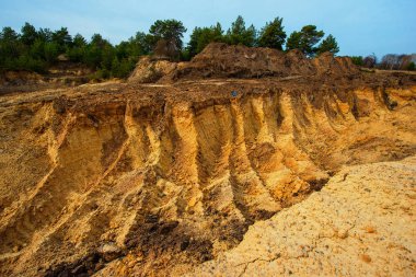 bir çam ormanı içinde yasadışı kum çukuru, kum madencilik sonra manzara