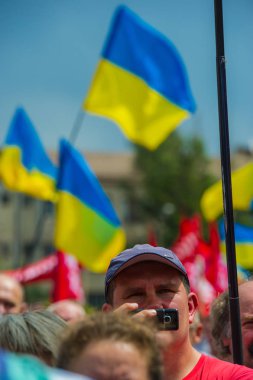 Kryvyi Rih, Ukrayna - 17 Mayıs 2014: Çoğu derecelendirme Ukrayna Cumhurbaşkanı adayı Petro Poroshenko Krivoy Rog (Kryvyi Rih veya Krivoi Rog) seçim toplantısında konuşuyor. Seçmenler.