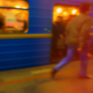arka plan bulanık, kentsel metro ve yolcu