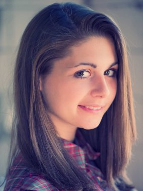 kırsal kesimde açık havada güzel bir kadın portresi