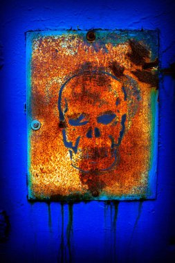 eski paslı metal işareti bir kafatası ile duvara boyalı