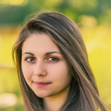 Doğal zemin üzerine onun saçlı bir kız portresi.