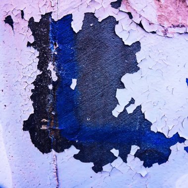 bir duvar yüzeyi sıva ve eski çökmekte boya ile kaplı