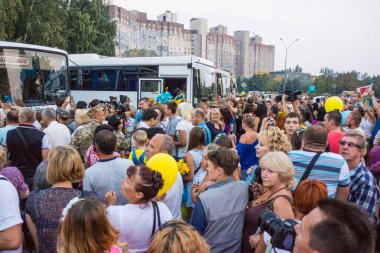 Kryvyi Rih, Ukrayna - 3 Eylül, 2015: anti-terör işlem, geri seferberlik 17 zırhlı tugay'nın askerleri. Bizim insanlar askerlerin yakınları için arıyoruz ..