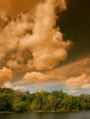 kırsal manzara, nehir orman ve mavi gökyüzü bulutlu