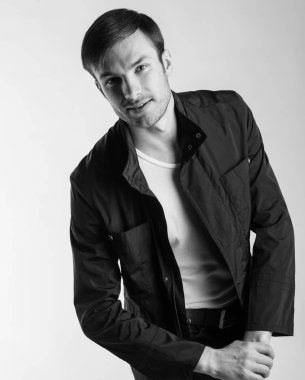 kameraya bakarak modern giysiler içinde yakışıklı adam