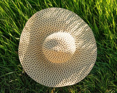 Kadın hasır şapka bir arka planda yeşil çimen