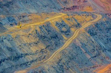 tür bir çukur, yol ve yükleme sitesi ve hammadde demir cevheri kariyerinde ulaşım