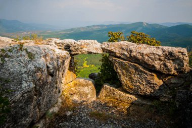 Ukrayna, Crimea - Ağustos 22,08. 2008: Mangup Kale (kale kale anlamına gelir) olduğunu Crimea'da, yaklaşık 9 mil bir plato üzerinde yer alan tarihi bir Kalesi Sevastopol doğusunda son.