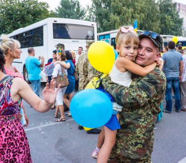 Kryvyi Rih, Ukrayna - 3 Eylül, 2015: anti-terör işlem, geri seferberlik 17 zırhlı tugay'nın askerleri. Onların eşleri ve çocukları ile Toplantı.