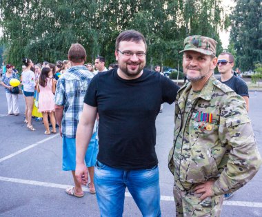 Kryvyi Rih, Ukrayna - 3 Eylül, 2015: anti-terör işlem, geri seferberlik 17 zırhlı tugay'nın askerleri. Toplantı sevinci.