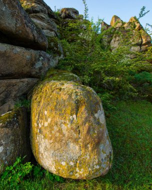 Gökyüzüne karşı eski taş bloklar