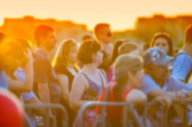 bir grup insan, arka plan bulanık görünümlü