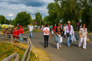 Veliki Sorochintsi, Poltava devlet, Ukrayna - 21 Ağustos 2015: Ulusal Sorochintsy Fuarı-ulusal ölçekli, sanayi ve tarım Sergisi, Hatıra Eşyası, ürünler, sunumlar, konserler, festivaller, piyasalar. Alışverişten dönen insanlar.