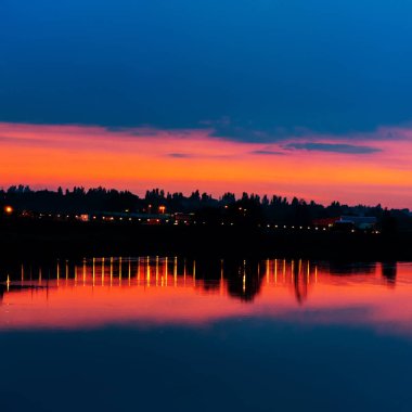 Şehir ışıkları gökyüzü ve göl, yaz sezonu arka planda akşam
