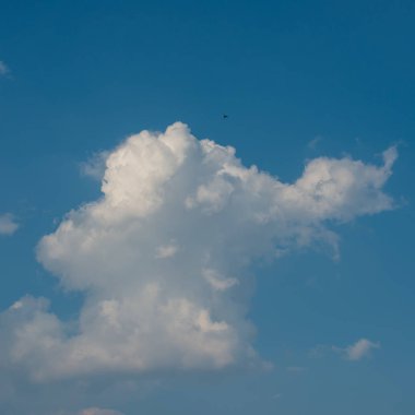 beyaz bulutlar mavi gökyüzü güneşli bir günde