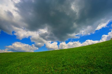 bulutlar ile yeşil tepeler bahar mevsimi manzara.