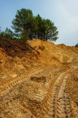 bir çam ormanı içinde yasadışı kum çukuru, kum madencilik sonra manzara