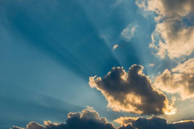 Günbatımı ve akşam gökyüzünde bulutlar