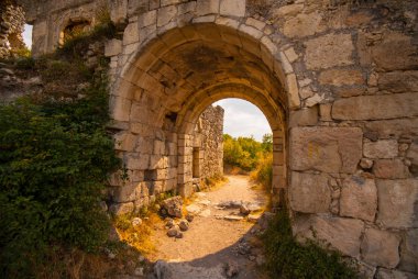 Ukrayna, Crimea - Ağustos 22,08. 2008: Mangup Kale (kale kale anlamına gelir) olduğunu Crimea'da, yaklaşık 9 mil bir plato üzerinde yer alan tarihi bir Kalesi Sevastopol doğusunda son.