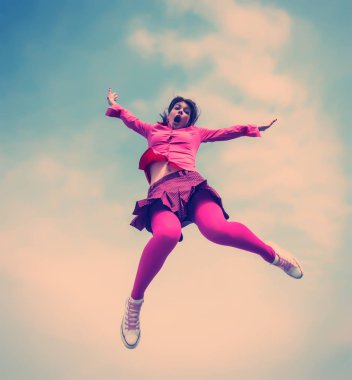 Kız gökyüzü arka plan üzerine atladı